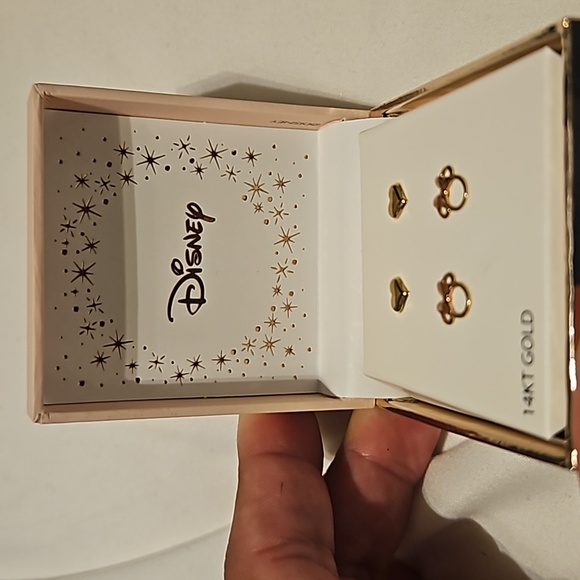 Disney Minnie Mouse w box and heart stud earrings - Picture 2 of 4